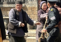 李梦男秦海璐蒋龙“狗剩”现场拍戏照 认真的样子呈戏骨风范